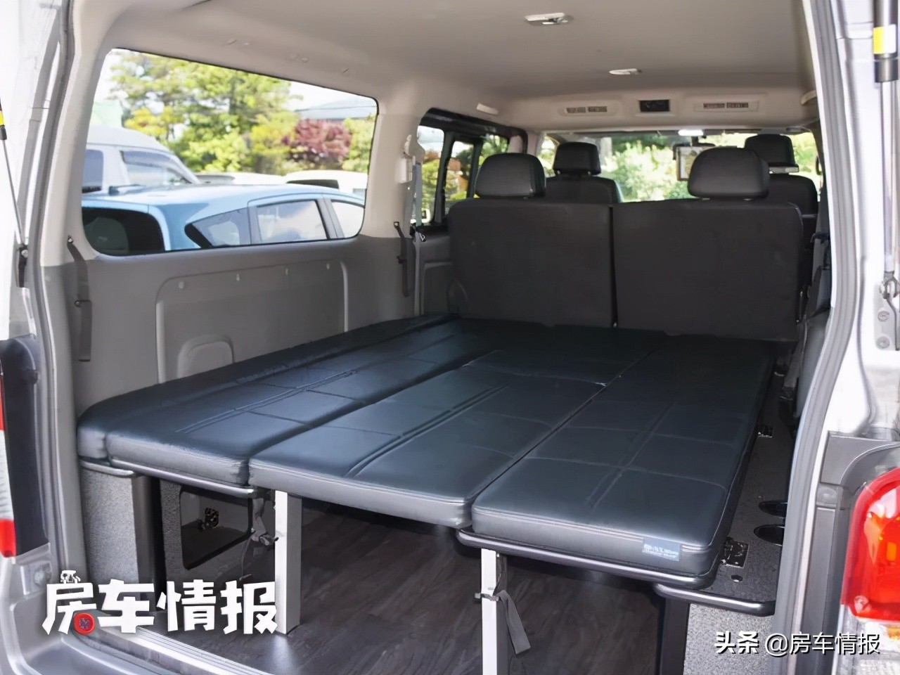 超级实用的日产NV350床车，前方拉人后方拉货，假日旅行还能睡觉