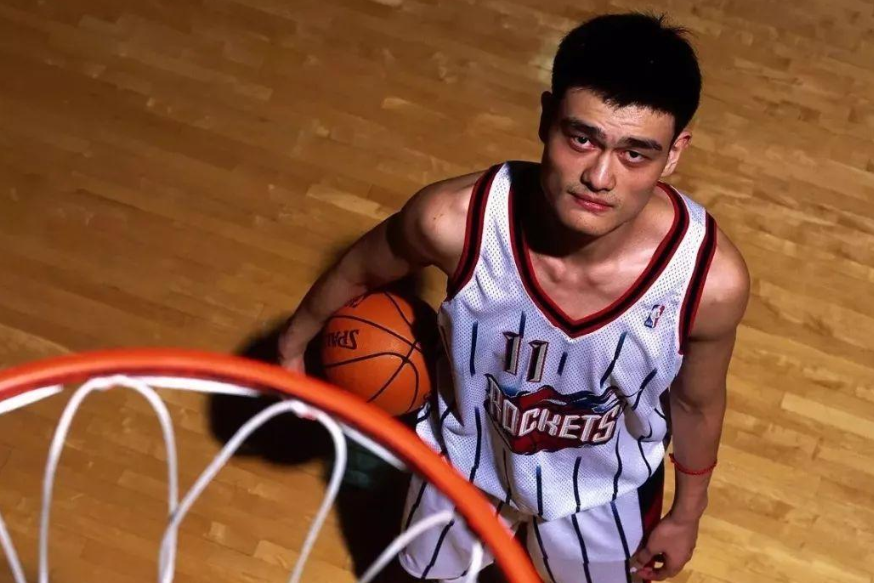 姚明因为什么伤退出nba的(姚明为什么早早退役？麦迪说了句大实话：他的职业生涯被一人毁了)