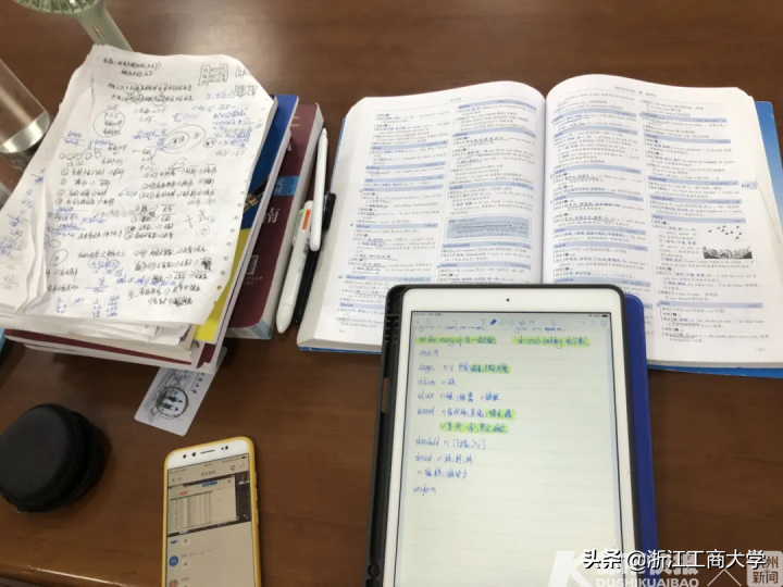 太拼了！每天一早学生都要排队占位，暑假里学校最热闹地方在这里！