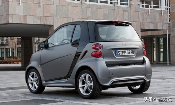 奔驰最小的车smart,与其把它说成是一辆车,不如称它为大玩具
