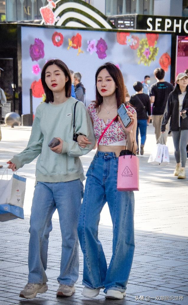 街拍：闺蜜出街，穿搭不同，哪个更有品味？