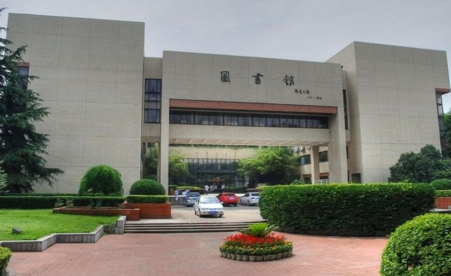 学校的面积可以大到什么程度？坐地铁上课，迟到竟成了家常便饭