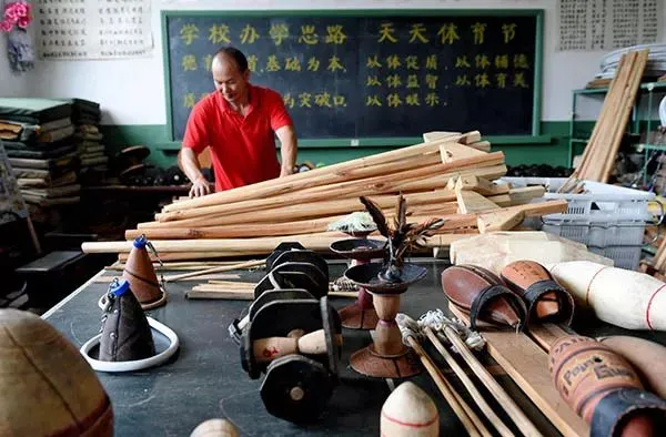 学校操场体育器材(乡村教师用废品为学生做上万件创意体育器材，不得不说他们太会玩)