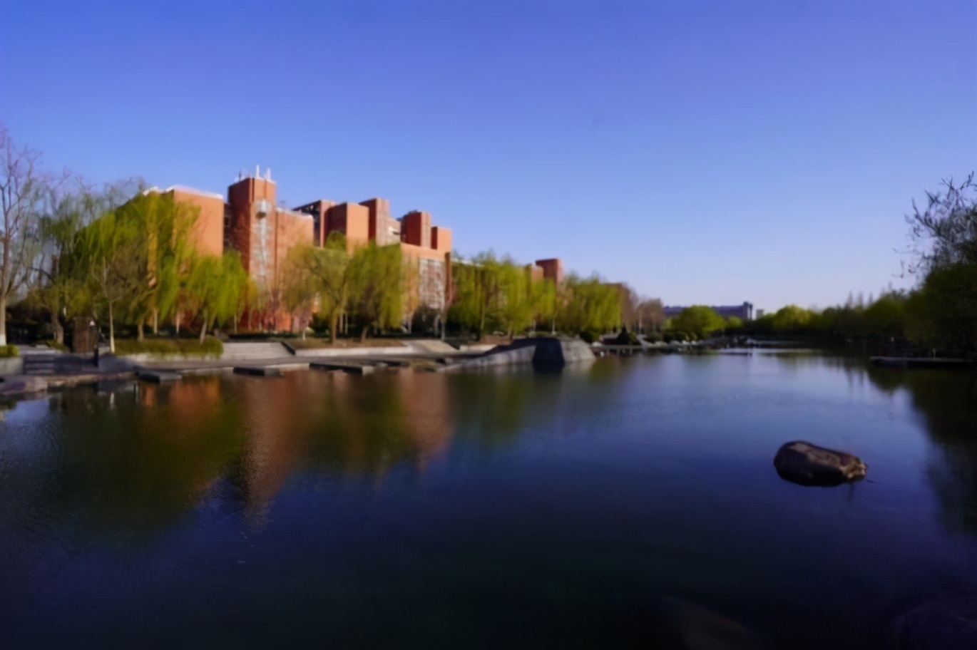 中国最美大学之一！占地面积5700余亩，坐拥24个食堂，还设有专属地铁站！