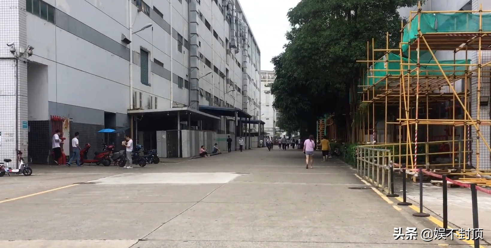 深圳最大工厂的生产车间，里面的员工都这样做事，感觉一点也不累