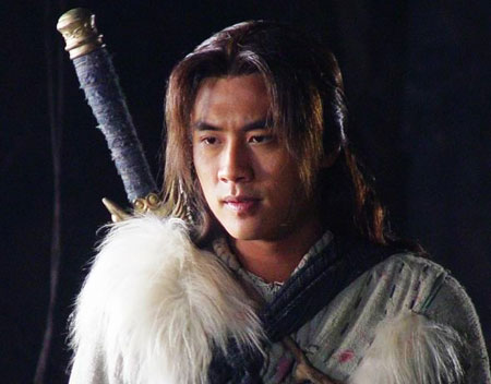 纵览全文,其先与艾天蝠英雄相交,后又与朱藻义结金兰,虽可说只因其喜