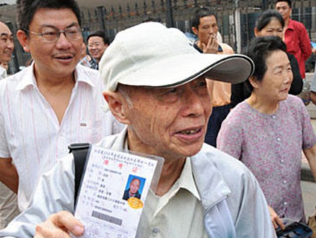 84岁老人坚持参加高考，给自己估分630，分数出来后成了笑话