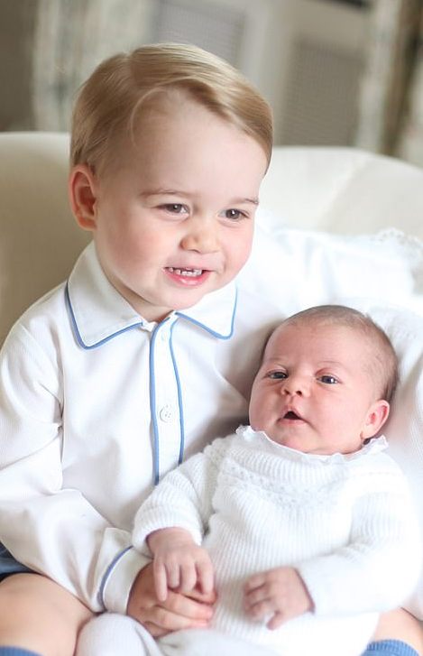 英国王室女王和“三代未来国王”全家福！乔治“邪魅一笑”太撩人