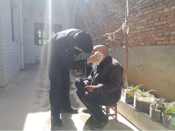 老人不慎摔倒 武功民警将老人扶起并送其回家