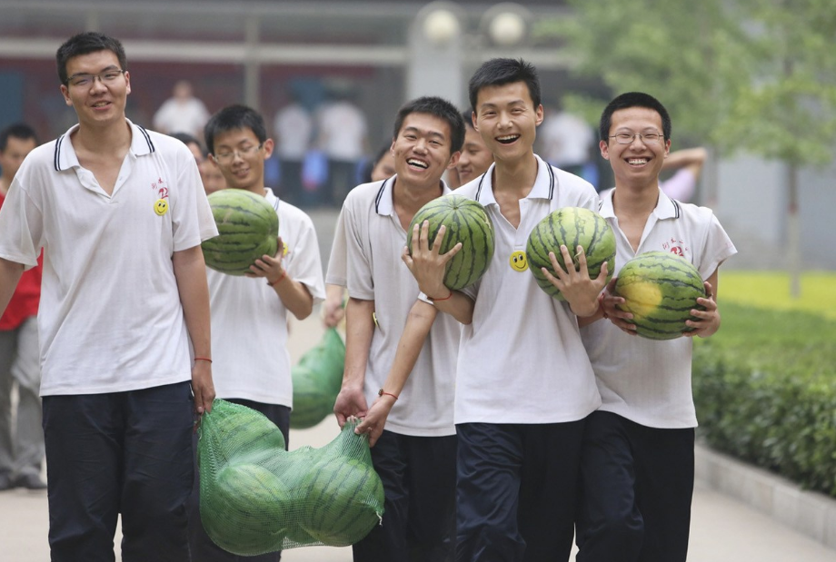 高考前一天学生在做啥？“淡定自若”是学霸，焦虑难安是学渣