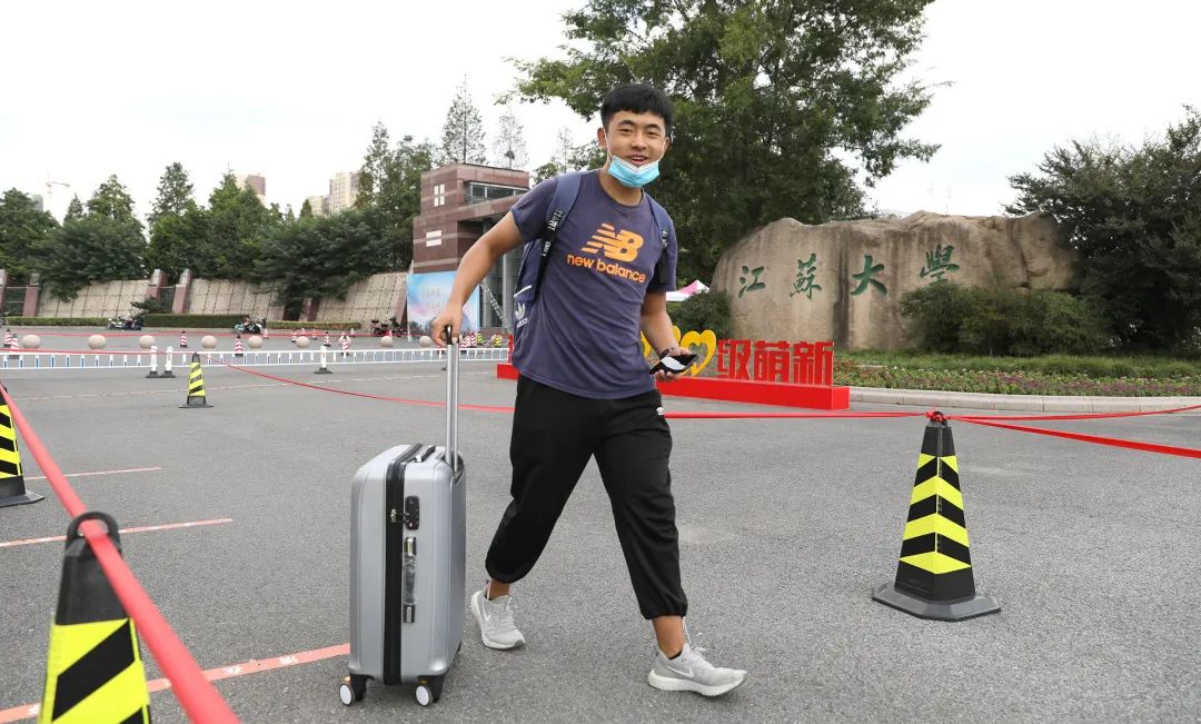 萌新你好 | 终于等到你！2020江苏大学新生报到现场直击