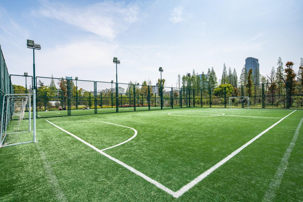 室内篮球场用什么灯具(篮球场建设 | 照明灯具选择决定了球场质量)