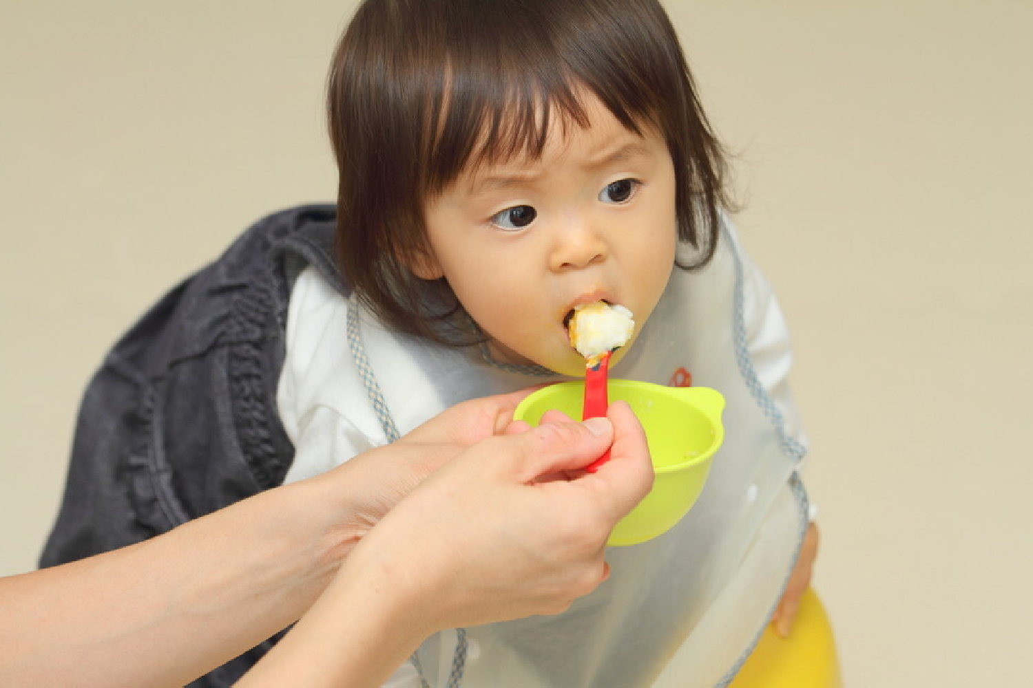 宝宝何时出牙算正常？几个信号要记牢，助娃缓解不适很关键