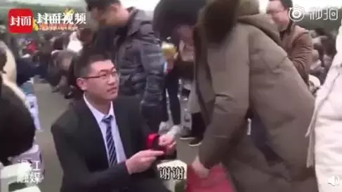 高三男生花光压岁钱，成人仪式上送妈妈感恩钻戒