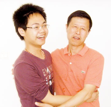 母亲陪读十几年，高考671分考上清华的他，现状怎样了？