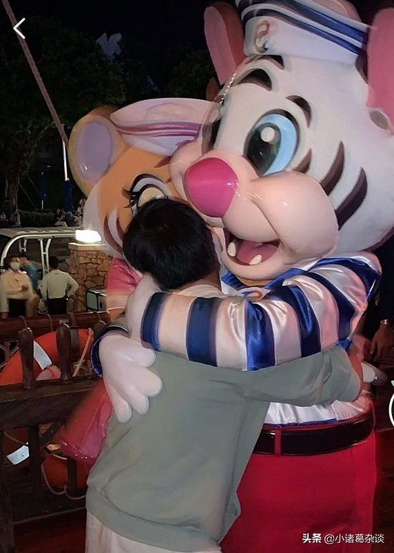 全红婵搞怪！对着镜头做鬼脸，在游乐园吃套餐，激流勇进坐过瘾了