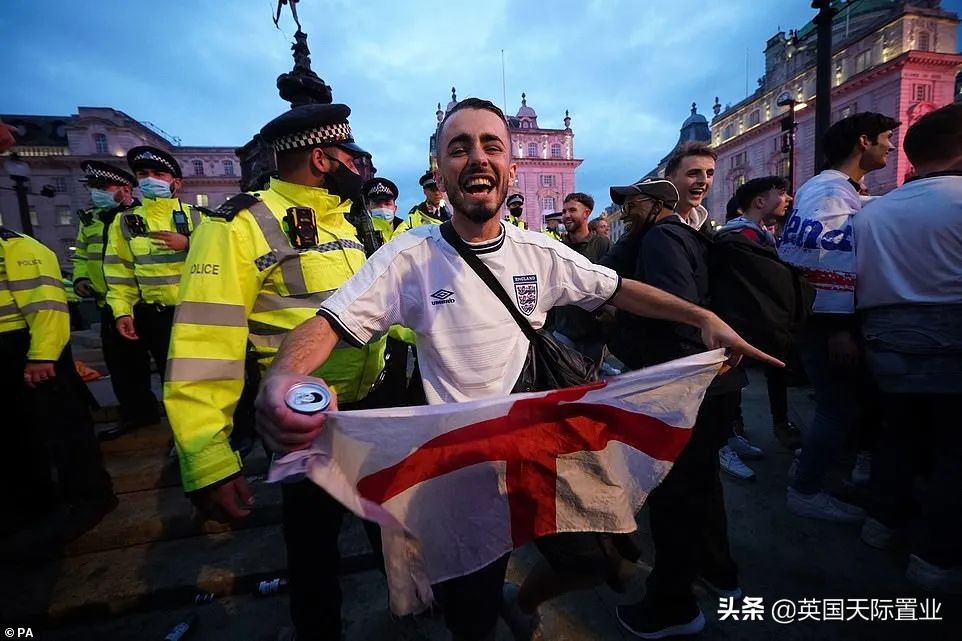 英格兰球迷泼啤酒世界杯(英格兰赢球了！来看看英国人那些画风清奇的庆祝方式（图）)