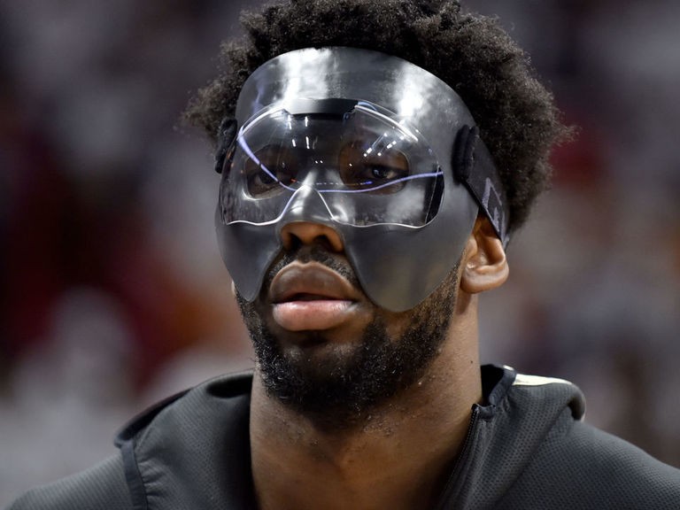 nba为什么有面罩(NBA球星戴面具都啥样？布克咨询“面具侠”，詹姆斯黑色面具被禁)