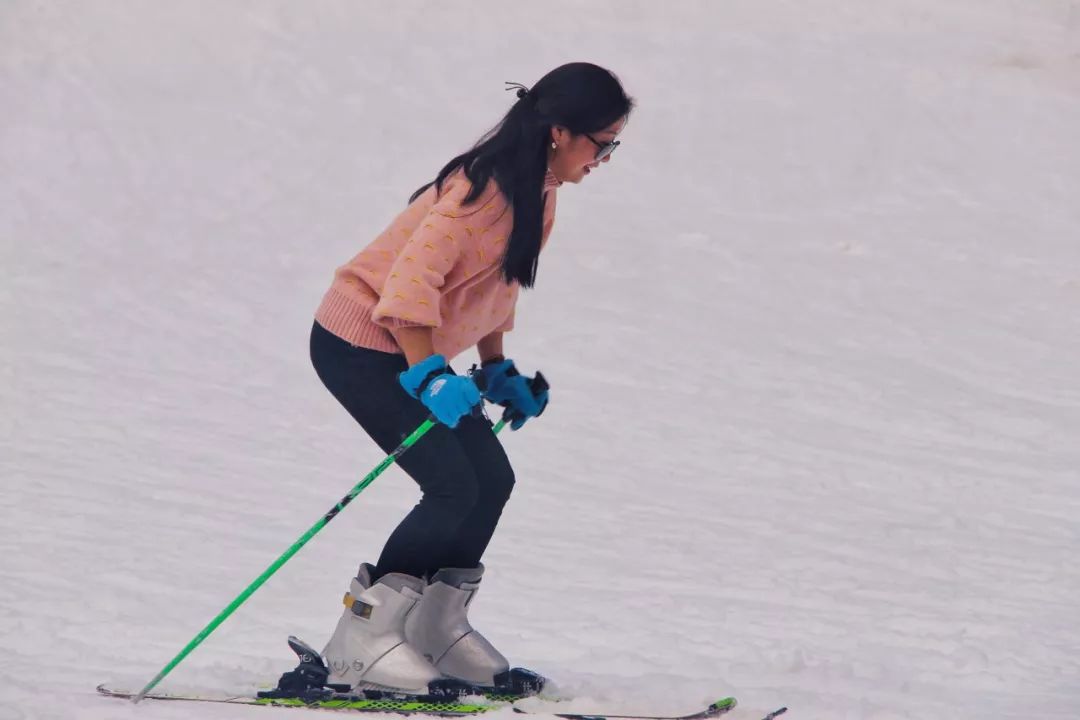 哪里滑雪便宜(滑雪很贵吗？告诉你们一个地方只要100元就可以畅滑一整天)