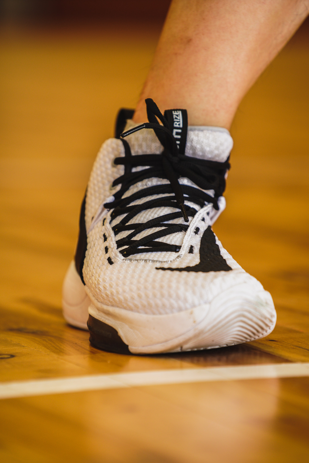 使得球鞋鞋面的一致性表现,明显要优于alphadunk不少,不跟脚的现象,在