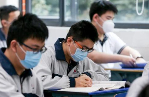 安徽一高中违规招生，清退500多名复读生，学生们将要何去何从