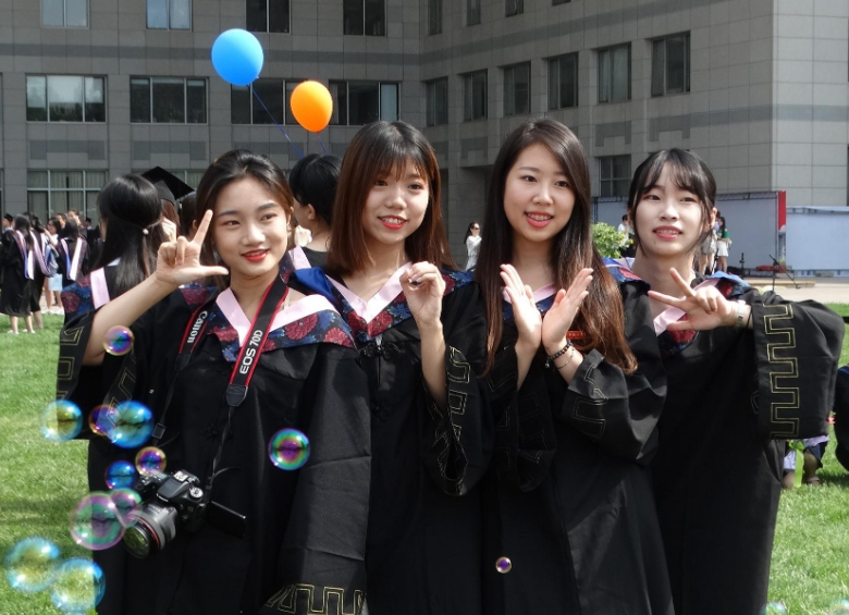 培养一个本科大学生，四年下来会花多少钱，看完方知父母的不易