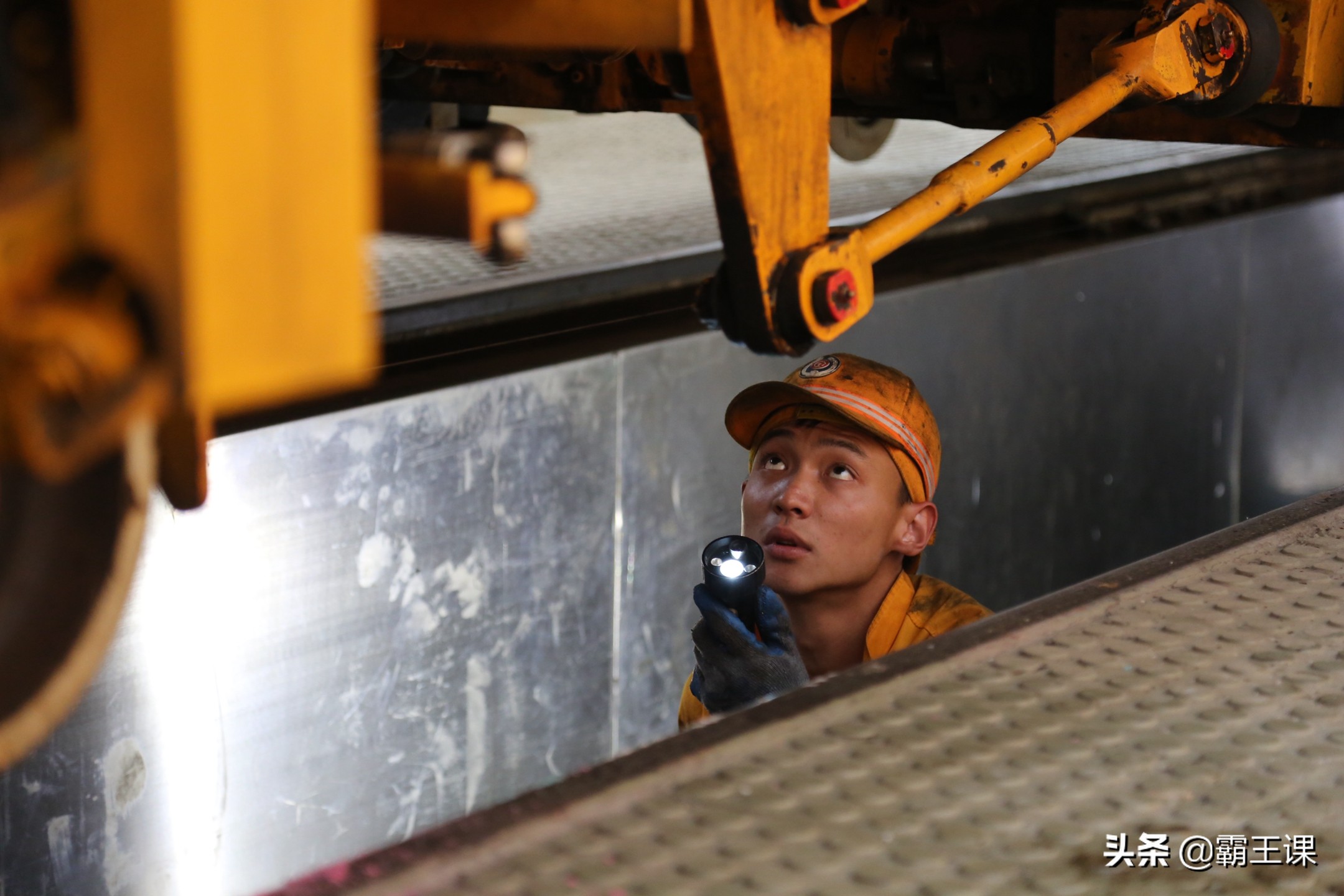 我，工作10年的铁路职工，看似光鲜高薪，其实活得像个笑话