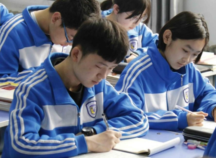 男生身高在这个时期就定型，学生低于平均身高，就算进入矮子阵营