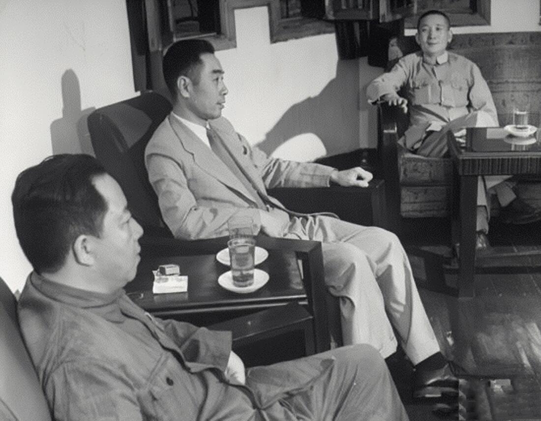 重庆谈判时，陪毛泽东返程的张治中被蒋介石支走，周恩来做法高明