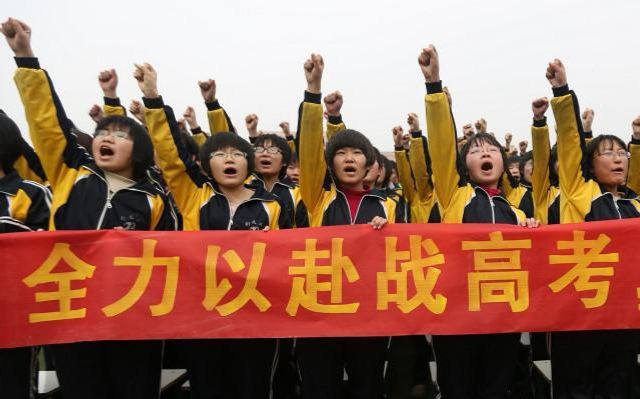 学校违反「双减」遭学生电话举报！孩子乐了，老师家长却哭了