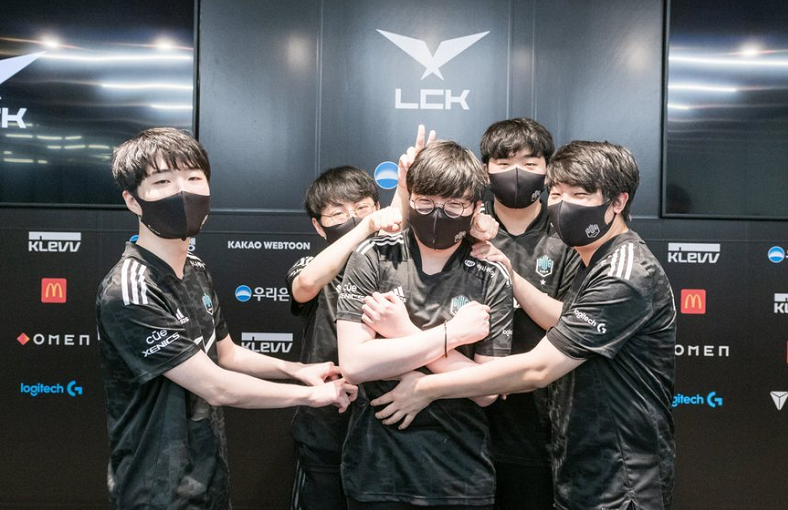 三大赛区均出炉（全球共有五支队伍锁定S赛！三大赛区均出炉，唯独LPL难分难解？）