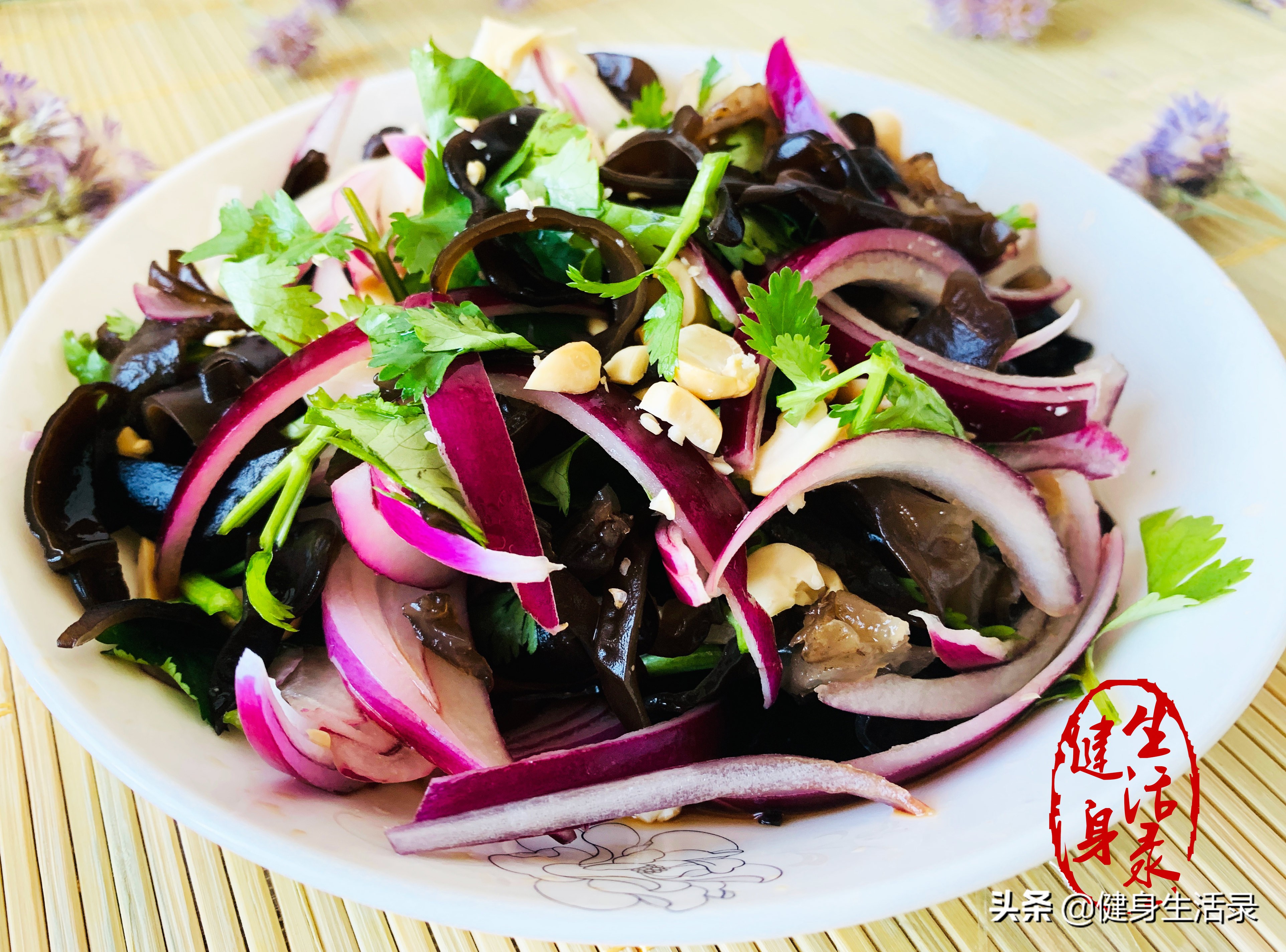 凉拌洋葱木耳▲那么怎么才能做到爽口又不辣呢?