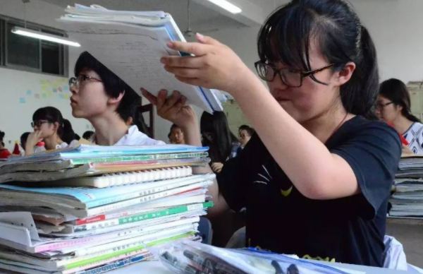 44年前的高考试卷曝光，和现在高考试卷对比，难度差的不是一丁点