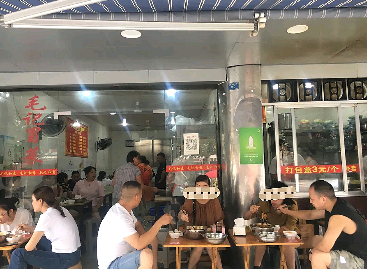 成都“最火爆”冒菜馆子，60元一斤，一大盆红油，顾客都按斤点菜