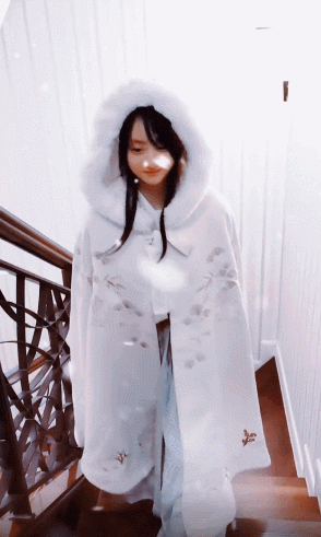 田亮初雪晒女儿美照，13岁森碟一身汉服雪中漫步，好漂亮