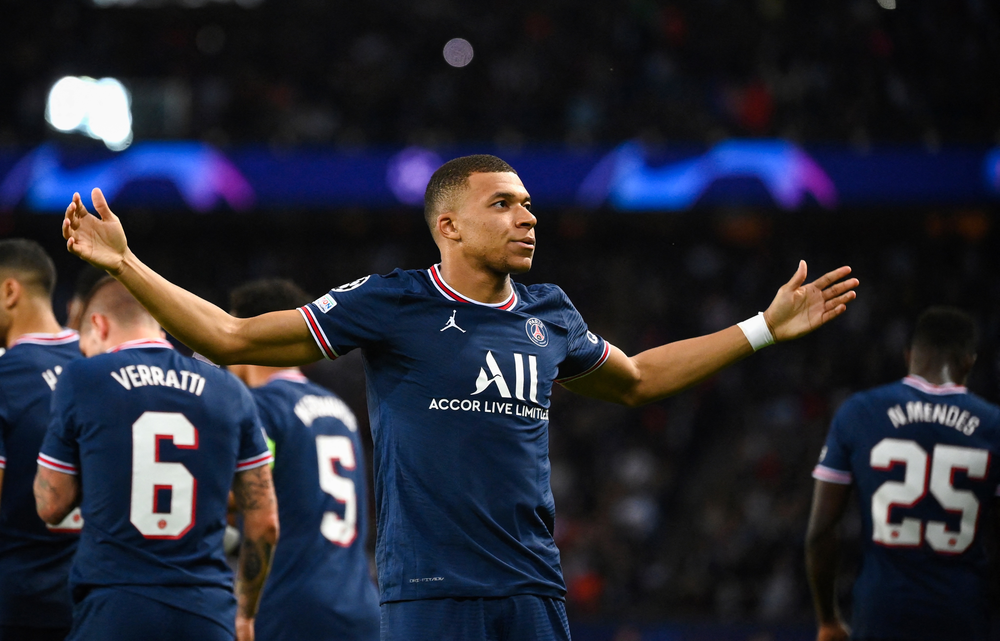 欧冠32逆转梅西拯救巴黎6分钟2球勺子点球创2大历史纪录