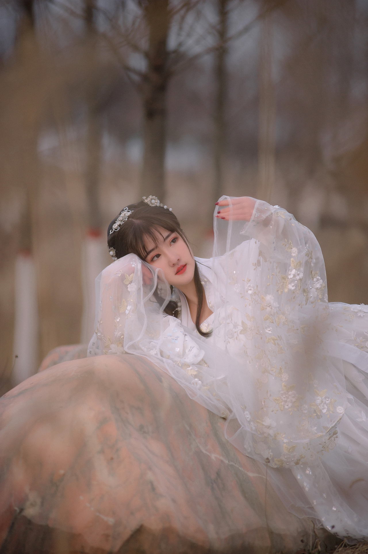 未能抛得杭州去,一半勾留是此湖.碧毯线头抽早稻,青罗裙带展新蒲.