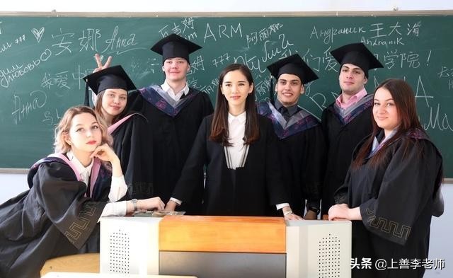 靠这个吸引学生？大学女教师直接在课堂“热舞”，舞姿卓越引争议