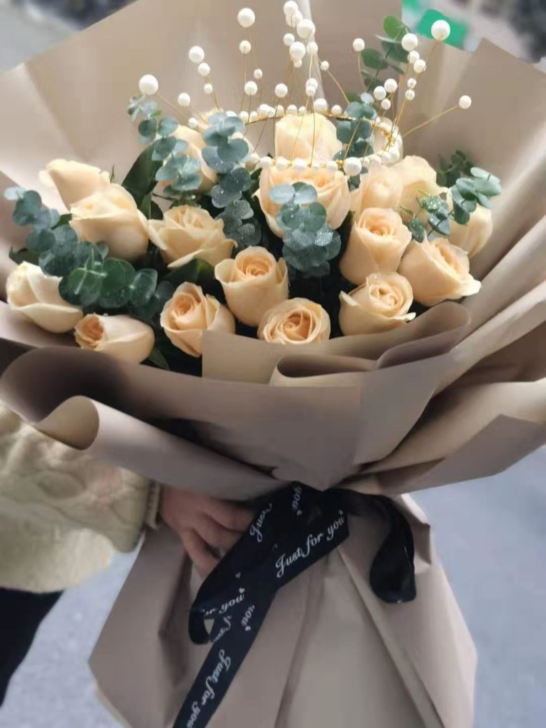 3,香槟玫瑰为冷色系,搭配灰绿的尤加利叶,凸出高雅,恬淡和清新的气氛.