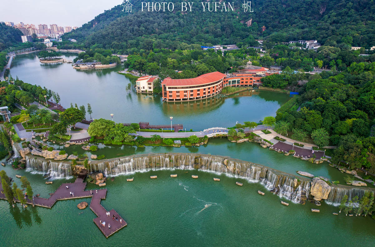 广东发现中国最宽的城市瀑布，宽达228米，将来或成打卡圣地
