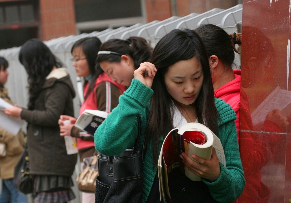 她是2014年的高考文科状元，为何在考上公务员后，人们直叹可惜？