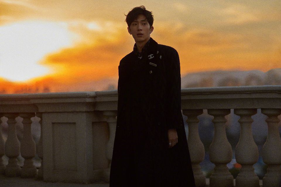 意境夕阳下男生侧脸头像图片
