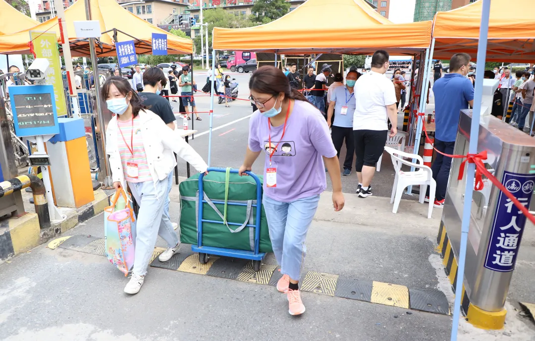 萌新你好 | 终于等到你！2020江苏大学新生报到现场直击