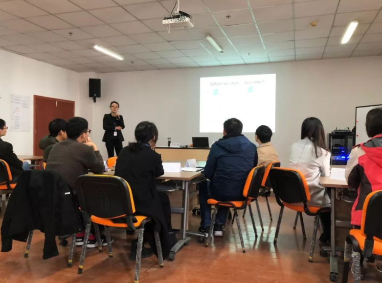 为何大学课堂上睡倒一片，老师依旧从容讲课？因为早已司空见惯