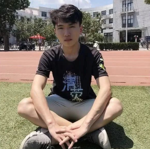 高考674分考上清华，在采访中痛哭，父亲每天挑200担沙供他念书