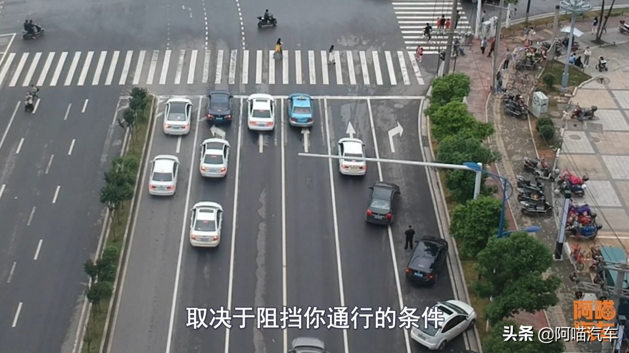 右转车道被堵了，可以从直行车道右转吗？做错了罚你没商量