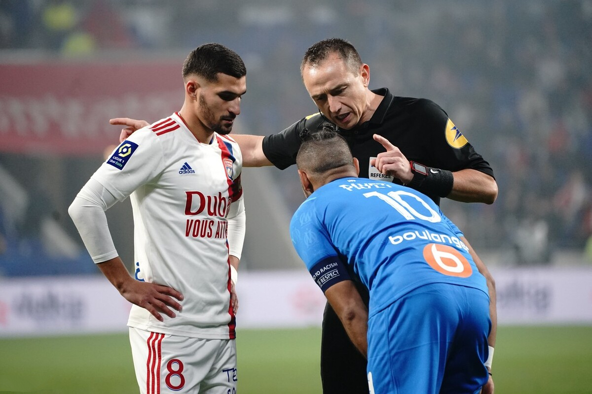 法甲腰斩什么意思（法甲又一出闹剧！球员被水瓶砸倒，球迷被捕，比赛踢4分钟就腰斩）