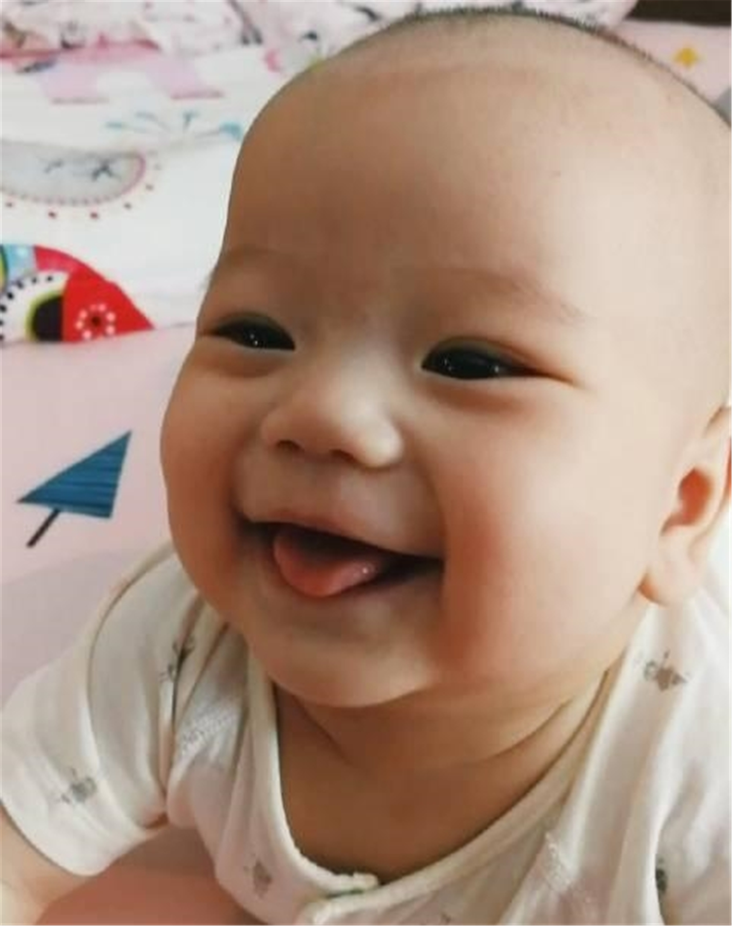 宝宝总爱吐舌头，除模仿玩耍之外，还有几种病理因素要重视