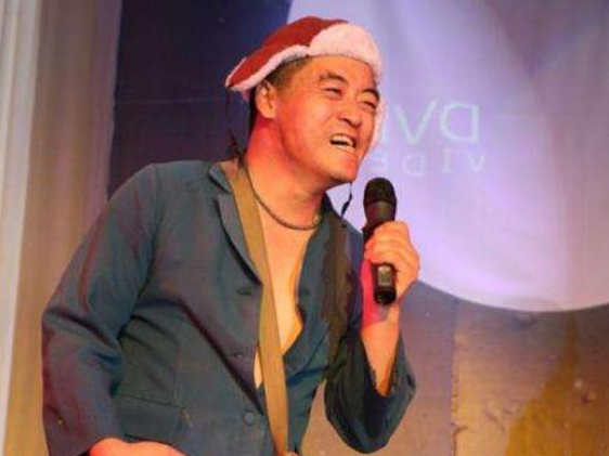 拒做赵本山徒弟，又当众殴打交警的魏三，如今49岁直播捞金惹争议