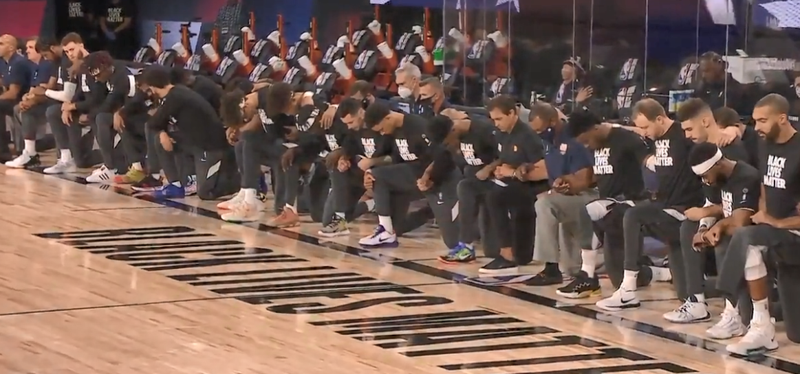 nba比赛为什么集体下跪（湖人快船球员集体单膝下跪，利拉德安东尼当观众，詹姆斯撒镁粉）-趣拿体育